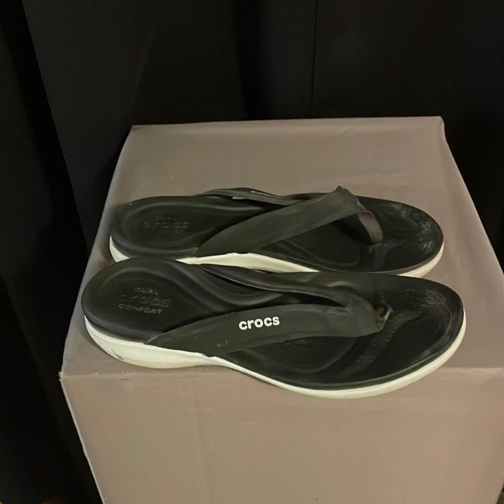 Crocs women’s flip-flops size 5